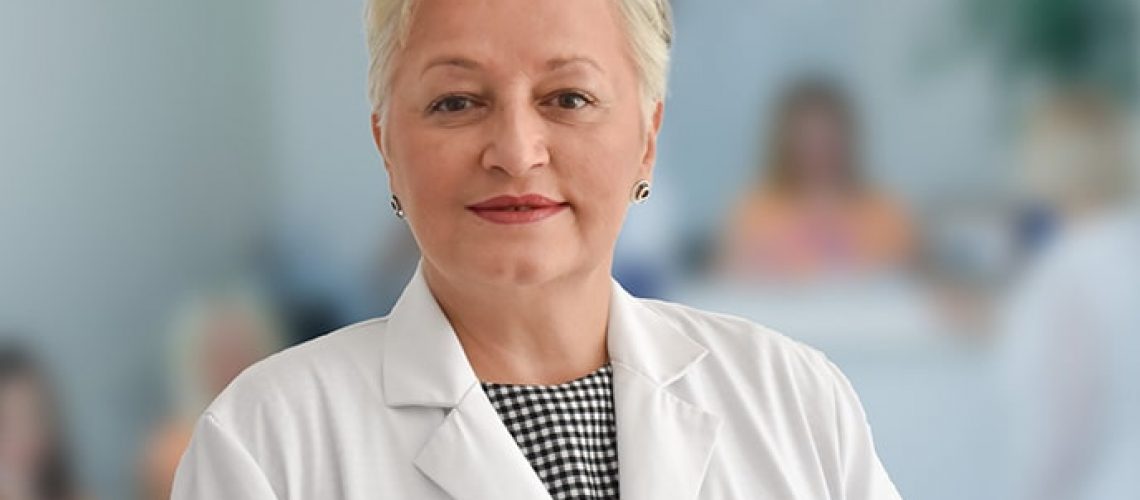 dr_amra_sa_pozadinom-min